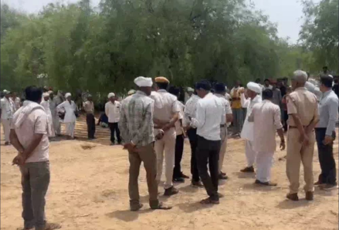 शव निकालने के दौरान उपस्थित परिजन